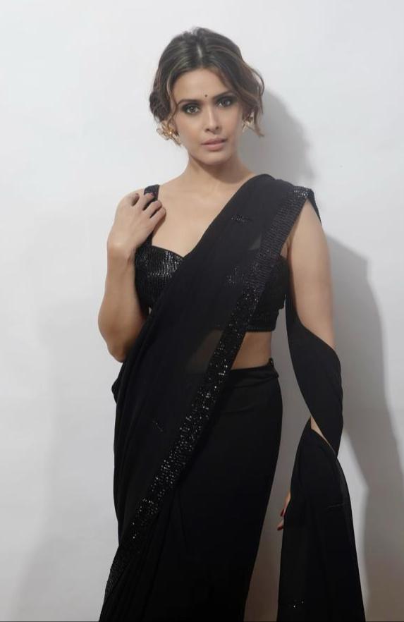 Hrishitaa Bhatt’s journalist avatar in her new web series “Lal Bazaar”